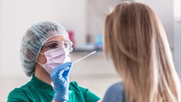 مارة يضعون الكمامة للوقاية من كورونا