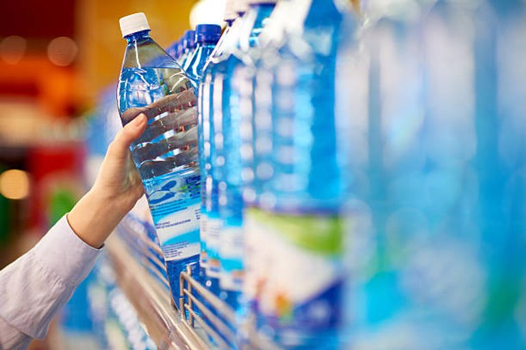 لتر المياه المعبأة يحتوي على ما متوسطه 240 ألف قطعة بلاستيكية