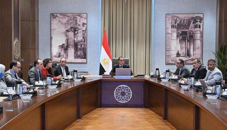 رئيس الوزراء المصري ومسؤولي وزارة الطيران المدني