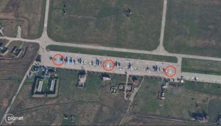 صورة بالأقمار الصناعية تظهر الطائرات المرسومة في قاعدة روسية