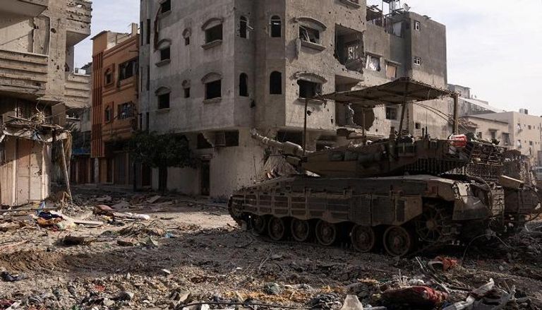 دبابة إسرائيلية وسط منازل مدمرة بقطاع غزة - رويترز