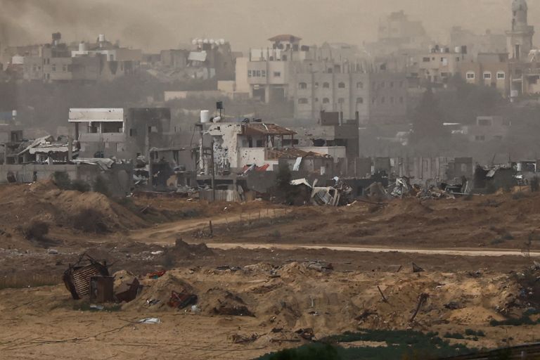 دبابة إسرائيلية وسط منازل مدمرة بقطاع غزة - رويترز