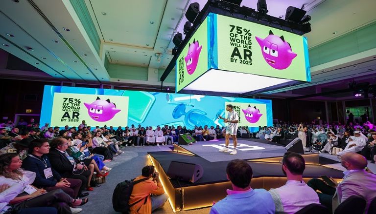 جانب من فعاليات قمة المليار متابع