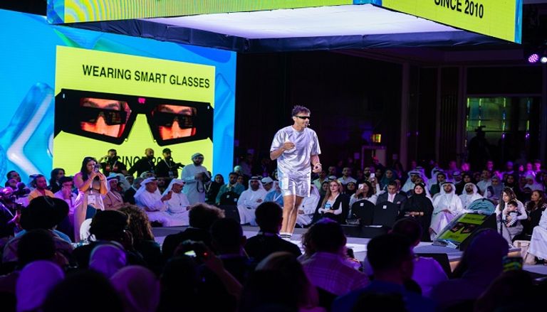 جانب من فعاليات قمة المليار متابع