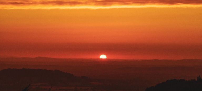 وصلت درجات الحرارة إلى مستويات قياسية في جميع أنحاء العالم في عام 2023 درجات حرارة سطح البحر العالمية في أعلى مستوى لها في مايو ويونيو 2023.