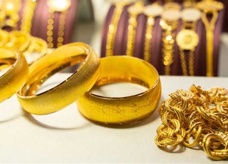 سبائك ذهبية ودولارات