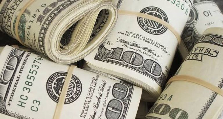 سبائك ذهبية ودولارات