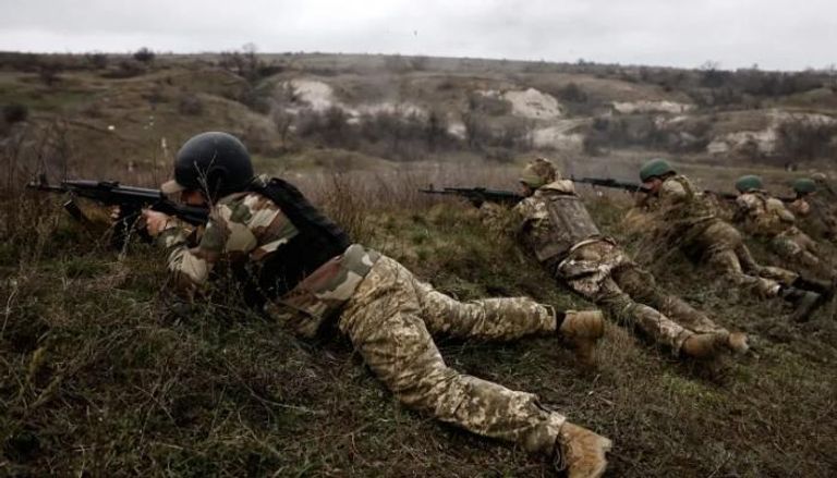 مجندون أوكرانيون خلال التدريب- أرشيفية
