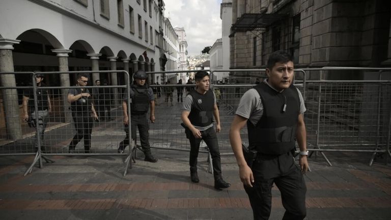 شوارع الإكوادور باتت مقفرة