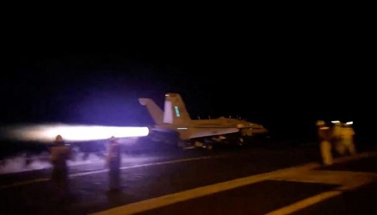 طائرة حربية تقلع للمشاركة في الضربات على الحوثيين - رويترز