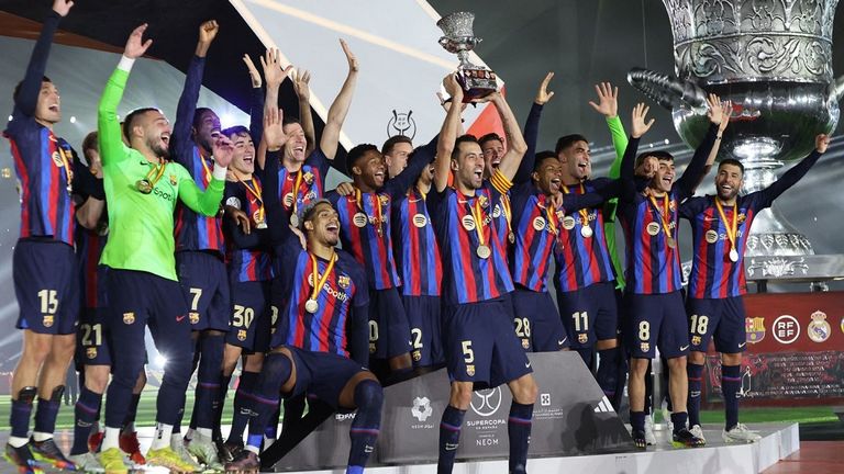 برشلونة بطل آخر نسخة من السوبر الإسباني برشلونة وريال مدريد في نهائي السوبر الإسباني - أرشيفية