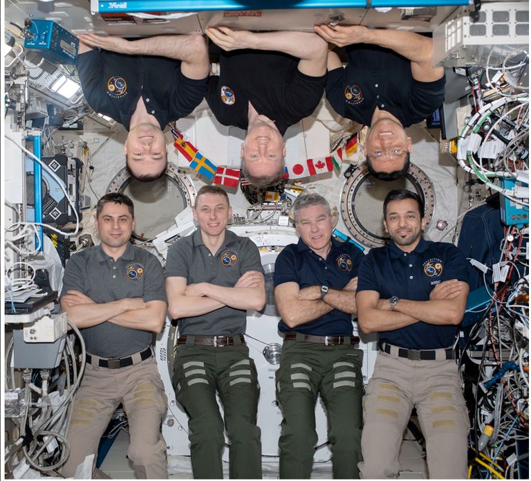 قائد مهمة Crew-6 مع طاقمه