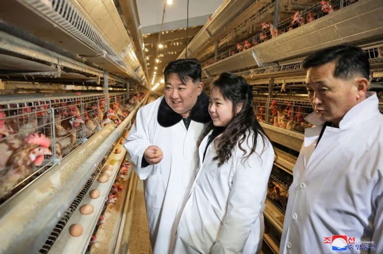 كيم جونغ أون زعيم كوريا الشمالية مع ابنته