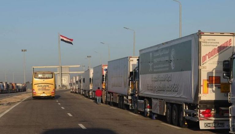 شاحنات محملة بالمساعدات على الحدود المصرية مع غزة تنتظر عبور معبر رفح