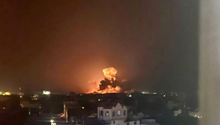 انفجار ضخم في موقع تابع لمليشيات الحوثي جراء قصف أمريكي بريطاني - أرشيفية