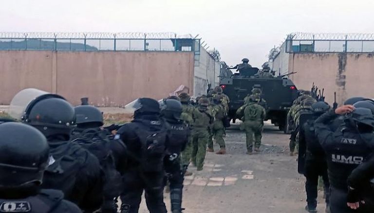 قوات من الجيش والشرطة تقتحم أحد السجون