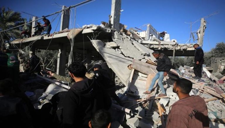 فلسطينيون يبحثون بين الأنقاض عن ناجين بعد القصف الإسرائيلي