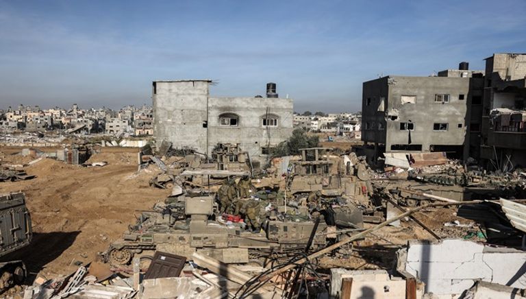 فلسطينيون يبحثون بين الأنقاض عن ناجين بعد القصف الإسرائيلي