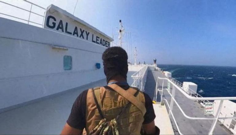 مسلح حوثي على متن سفينة استولت عليها المليشيات في نوفمبر الماضي