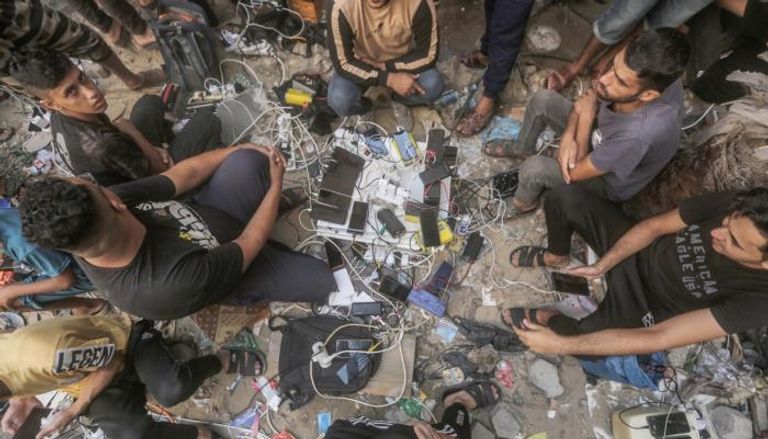 شحن الهواتف في غزة - أرشيفية