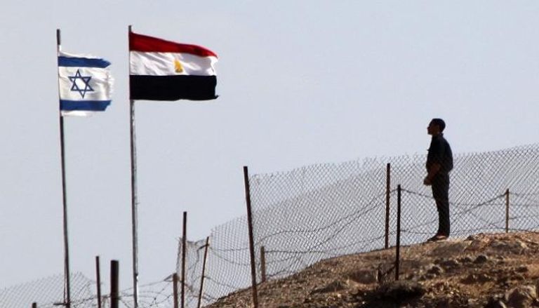 جندي مصري يقف على الحدود المصرية الإسرائيلية