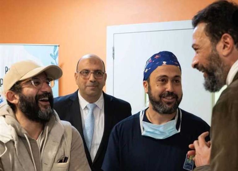 جولة الفنان أحمد حلمي في أحد المستشفيات