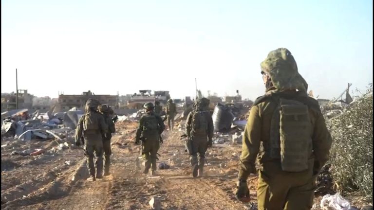 جندي إسرائيلي يقف عند فتحة نفق بغزة