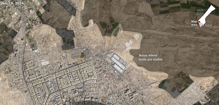 النازحون افترشوا مناطق مفتوحة حول مدينة رفح