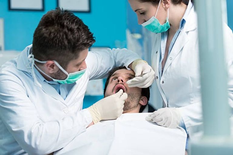 طبيب أسنان