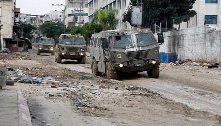 مركبات عسكرية إسرائيلية تمر خلال عملية في طولكرم بالضفة الغربية