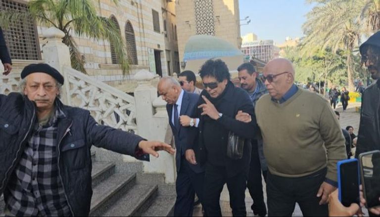 محمد منير في جنازة شقيقته