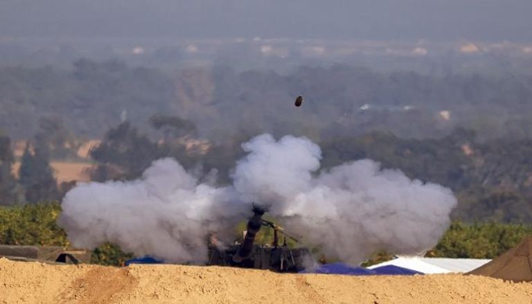 لحظة إطلاق قذيفة من دبابة إسرائيلية