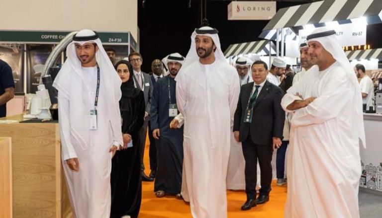 وزير الاقتصاد الإماراتي يفتتح معرض عالم القهوة 2024 بدبي