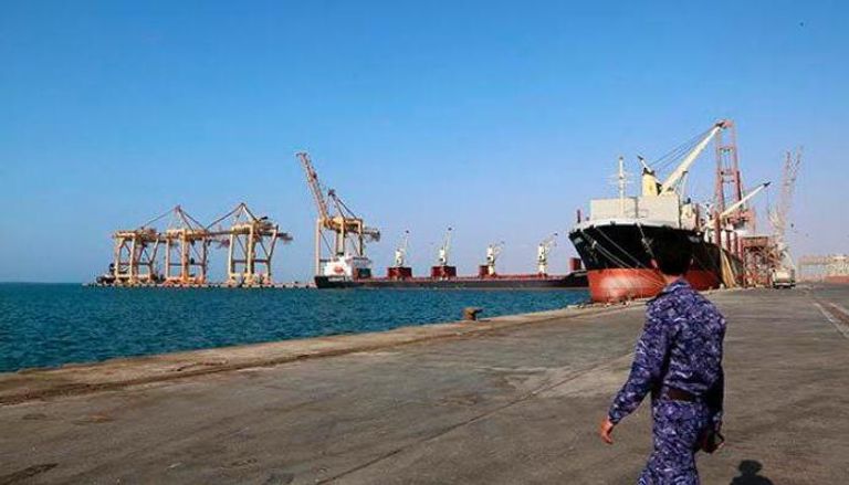 مسلح حوثي يراقب حركة العمل في ميناء الحديدة اليمني - أرشيفية