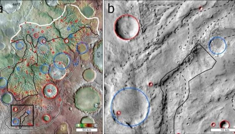 شبكة وديان على المريخ وتمييز حفر الاصطدام بدوائر زرقاء وحمراء