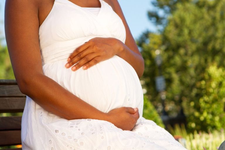 أم تحمل صغيرها