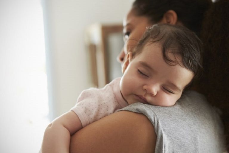 أم تحمل صغيرها