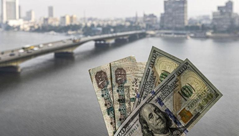 أوراق نقدية مصرية وأمريكية - أرشيفية