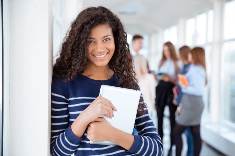 معلمة تدرس لمجموعة من الأطفال- أرشيفية