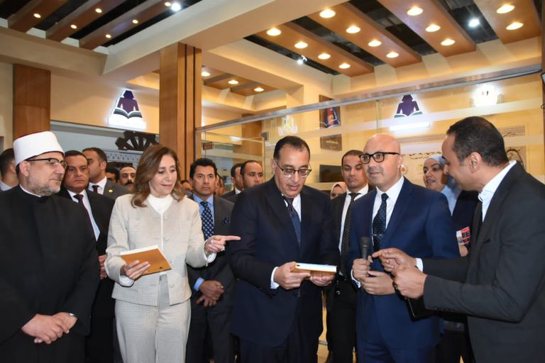 قص شريط افتتاح معرض القاهرة للكتاب 2024