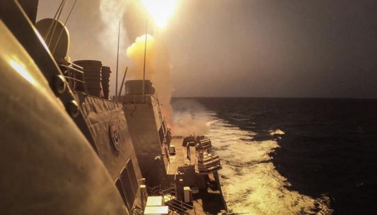 سفينة تتولى صد هجمات الحوثيين في البحر الأحمر