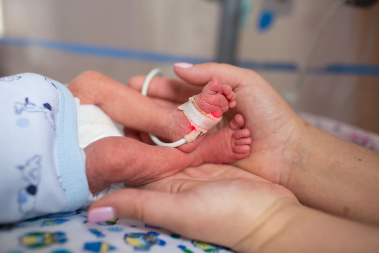 طفل يعاني من عيوب خلقية