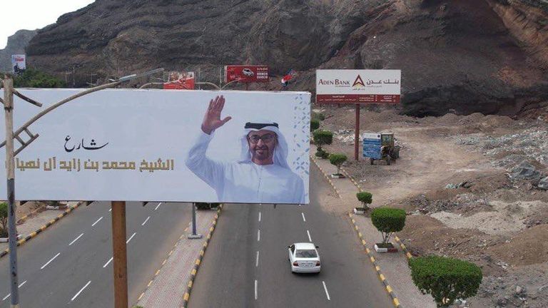 صورة الشيخ محمد بن زايد آل نهيان رئيس دولة الإمارات تزين أهم شوارع عدن