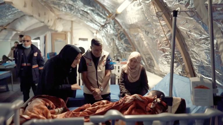 وفد إماراتي طبي يزور المستشفى الميداني الإماراتي في غزة