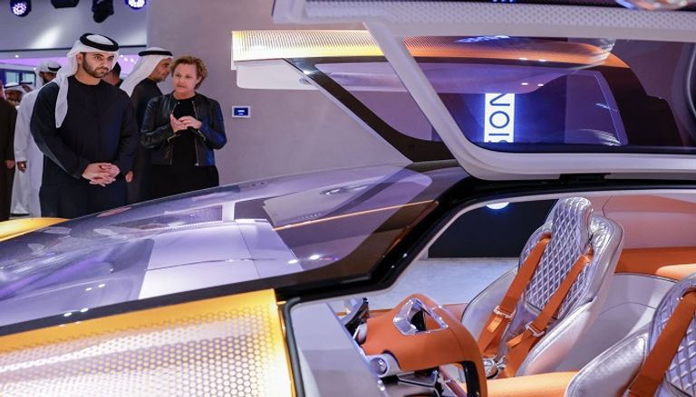 الشيخ منصور بن محمد بن راشد آل مكتوم يفتتح مركز مرسيدس-بنز الجديد