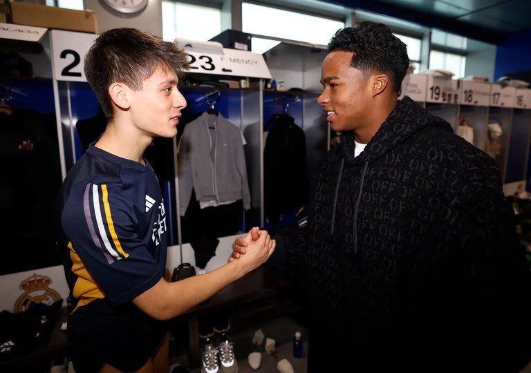 إندريك وأردا غولر فلورنتينو بيريز وخوان لابورتا رئيسا ريال مدريد وبرشلونة