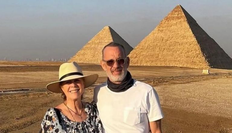 توم هانكس وزوجته أمام الأهرامات