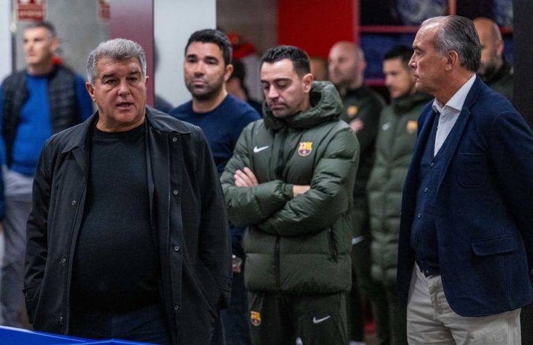 خوان لابورتا رئيس برشلونة والمدرب تشافي هيرنانديز خوان لابورتا رئيس برشلونة والمدرب تشافي هيرنانديز