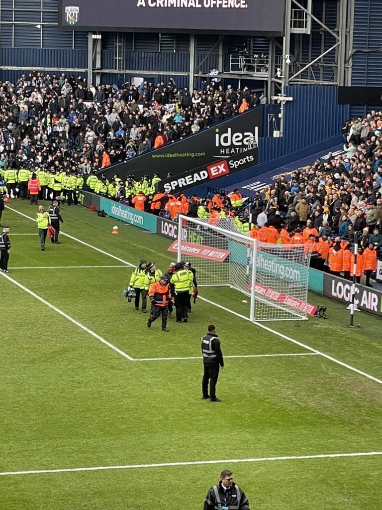 إيقاف مباراة وست بروميتش وولفرهامبتون