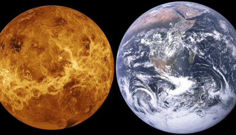 مقارنة بين حجم كوكب الزهرة (يسارا) والأرض (يمينا)